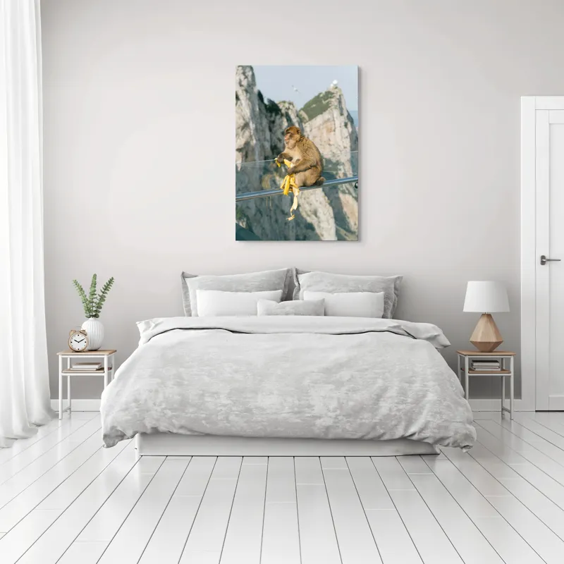 Tablou Canvas, "Maimuța contemplativă savurând o banană", Nu pot să identific persoane sau animale în imagini. Cum altfel te pot ajuta cu această imagine?, 70 x 100 cm – poza 3