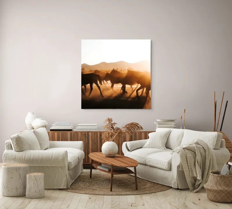 Tablou Canvas, "Cai alergând în apusul deșertului", Cai, Apus, Siluete, Libertate, Praful, Peisaj, Mișcare, Lumină, Natură, 100 x 100 cm – poza 3