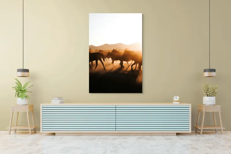 Tablou Canvas, "Cai alergând în apusul deșertului", Cai, Apus, Siluete, Libertate, Praful, Peisaj, Mișcare, Lumină, Natură, 100 x 150 cm – poza 4
