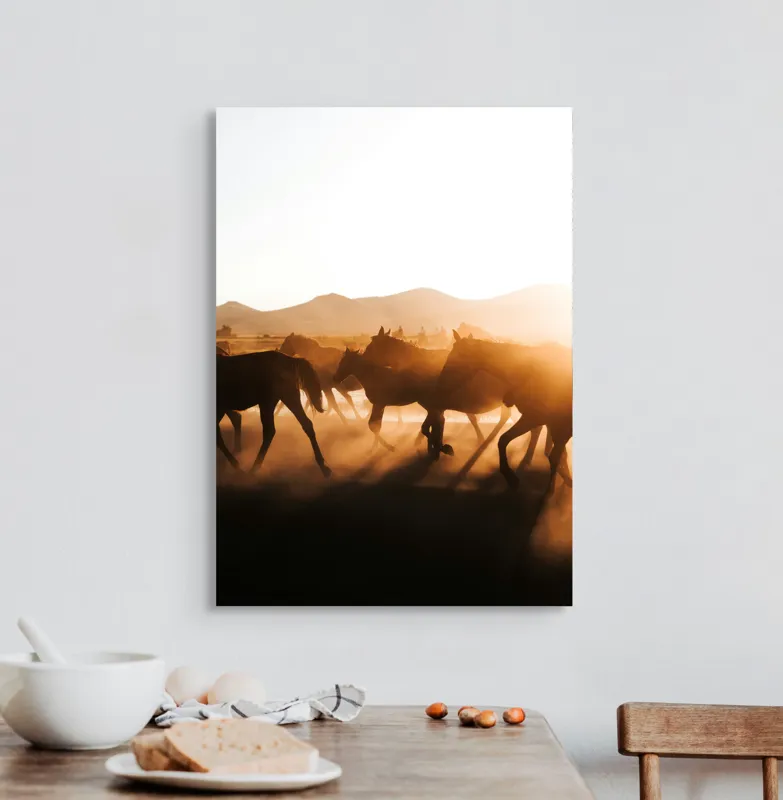 Tablou Canvas, "Cai alergând în apusul deșertului", Cai, Apus, Siluete, Libertate, Praful, Peisaj, Mișcare, Lumină, Natură, 50 x 70 cm – poza 3