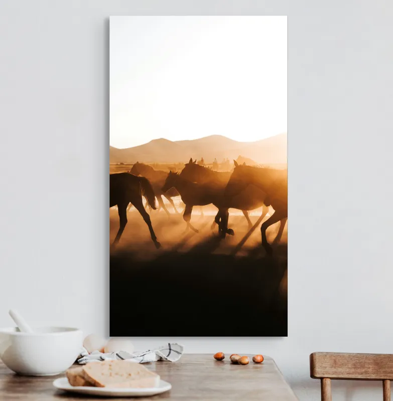 Tablou Canvas, "Cai alergând în apusul deșertului", Cai, Apus, Siluete, Libertate, Praful, Peisaj, Mișcare, Lumină, Natură, 50 x 90 cm – poza 3