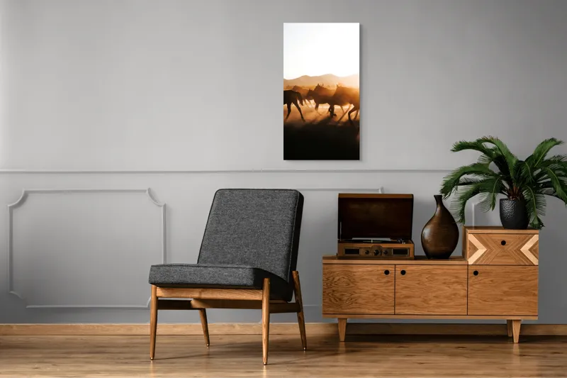 Tablou Canvas, "Cai alergând în apusul deșertului", Cai, Apus, Siluete, Libertate, Praful, Peisaj, Mișcare, Lumină, Natură, 50 x 90 cm – poza 8