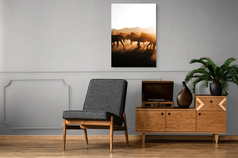 Tablou Canvas, "Cai alergând în apusul deșertului", Cai, Apus, Siluete, Libertate, Praful, Peisaj, Mișcare, Lumină, Natură, 70 x 100 cm – poza 6