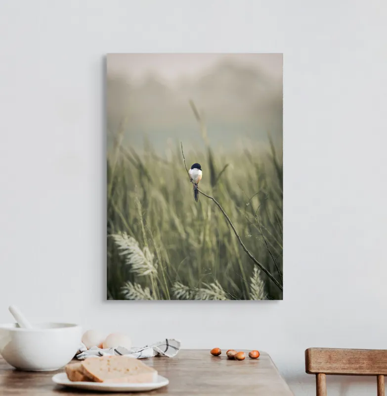 Tablou Canvas, "Pasărea singuratică în câmpul de iarbă", Pasăre, Luncă, Delicatețe, Natură, Măreție, Linie, Verde, Câmpie, Solitudine, Armonie, 50 x 70 cm – poza 3