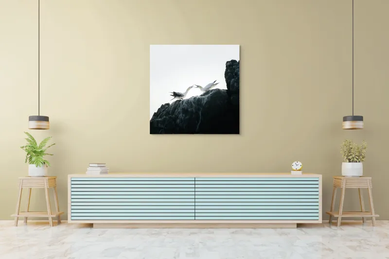 Tablou Canvas, "Dansul păsărilor pe stânci mărețe", Păsări, Stânci, Cer, Zbor, Lumină, Natură, Vedere, Frumusețe., 100 x 100 cm – poza 5