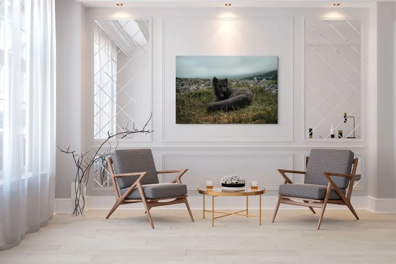 Tablou Canvas, "Vulpea arctică odihnindu-se pe pajiște", Vulpe, Nordic, Gri, Iarbă, Piatre, Cer, Noros, Expresivă, 150 x 100 cm – poza 7