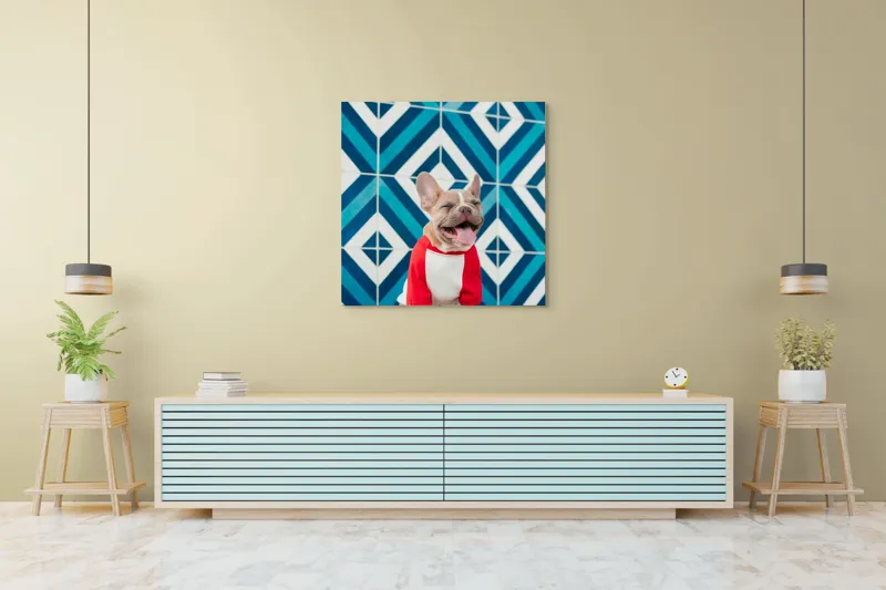 Tablou Canvas, "Căţel vesel în fața mozaicului albastru", Câine, Fericire, Bluza, Albastru, Model, Zâmbet, Fundal, Geometric, 100 x 100 cm – poza 5