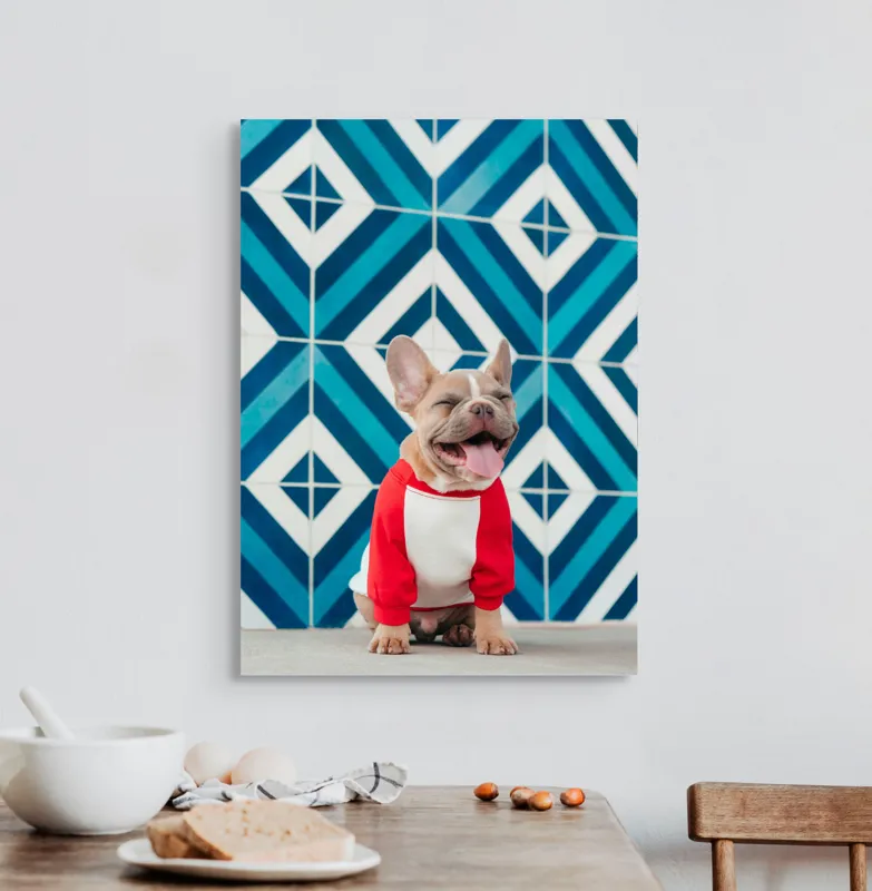 Tablou Canvas, "Căţel vesel în fața mozaicului albastru", Câine, Fericire, Bluza, Albastru, Model, Zâmbet, Fundal, Geometric, 50 x 70 cm – poza 3