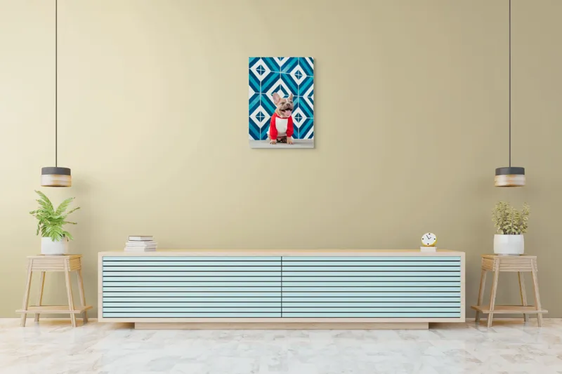 Tablou Canvas, "Căţel vesel în fața mozaicului albastru", Câine, Fericire, Bluza, Albastru, Model, Zâmbet, Fundal, Geometric, 50 x 70 cm – poza 6
