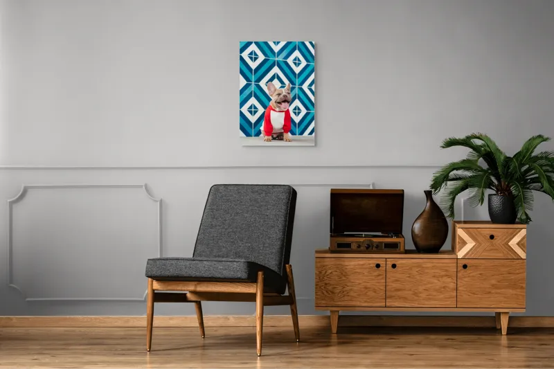 Tablou Canvas, "Căţel vesel în fața mozaicului albastru", Câine, Fericire, Bluza, Albastru, Model, Zâmbet, Fundal, Geometric, 50 x 70 cm – poza 8