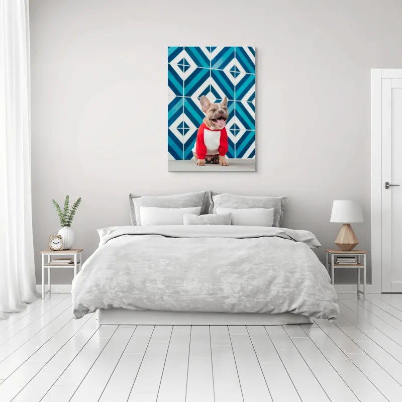 Tablou Canvas, "Căţel vesel în fața mozaicului albastru", Câine, Fericire, Bluza, Albastru, Model, Zâmbet, Fundal, Geometric, 70 x 100 cm – poza 3