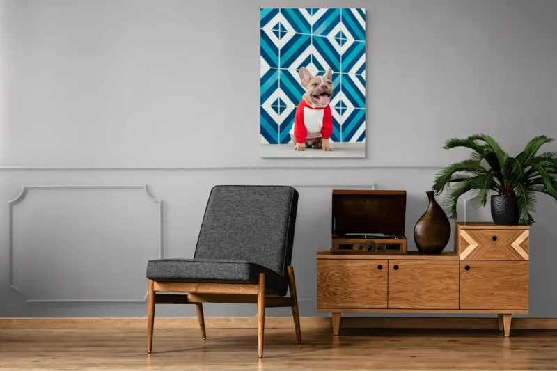 Tablou Canvas, "Căţel vesel în fața mozaicului albastru", Câine, Fericire, Bluza, Albastru, Model, Zâmbet, Fundal, Geometric, 70 x 100 cm – poza 6