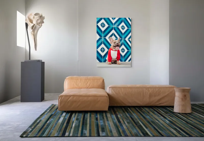 Tablou Canvas, "Căţel vesel în fața mozaicului albastru", Câine, Fericire, Bluza, Albastru, Model, Zâmbet, Fundal, Geometric, 70 x 100 cm – poza 7