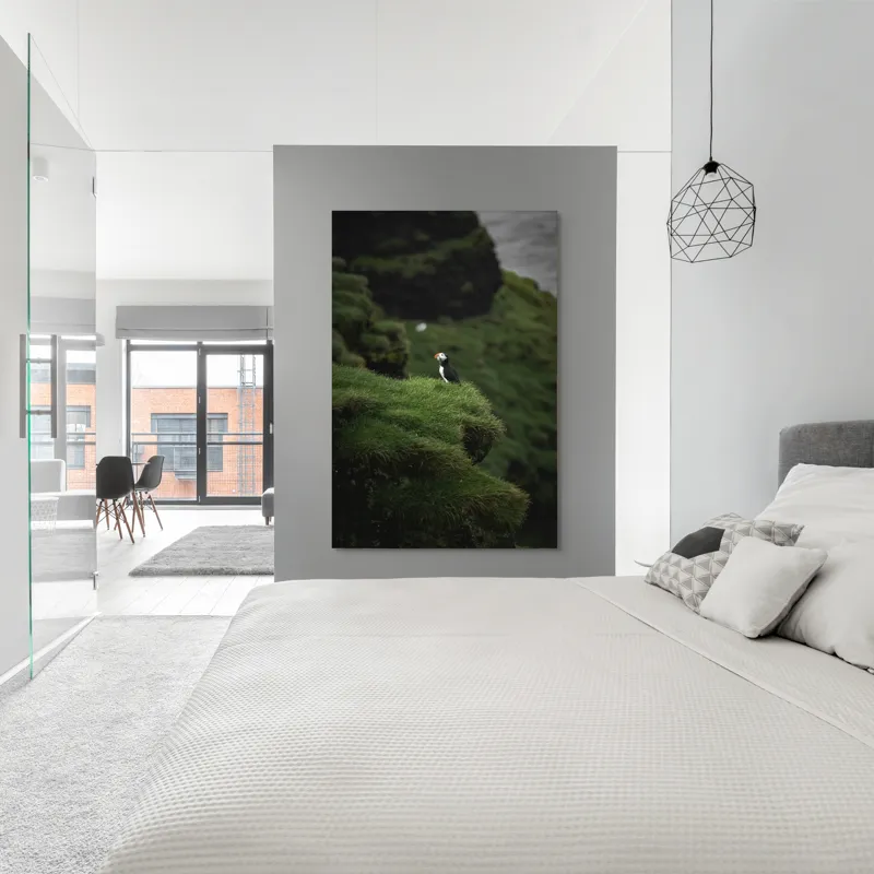 Tablou Canvas, "Papagalul de mare pe stâncă verde", Pufin, Stânci, Verdeață, Solitudine, Natură, Ocean, Serenitate, Sălbăticie, 100 x 150 cm – poza 5