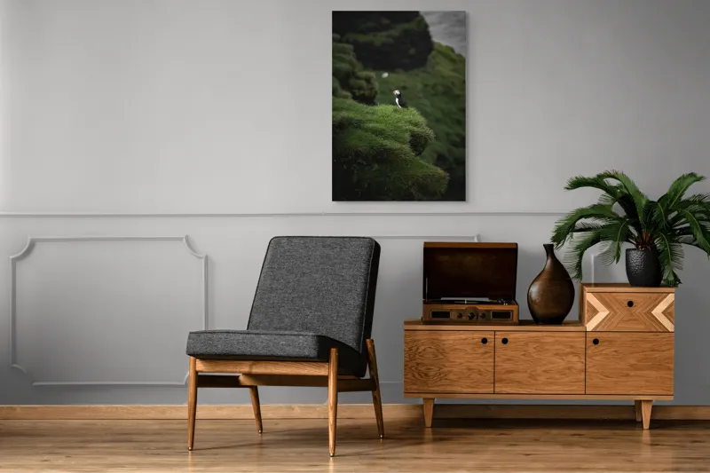 Tablou Canvas, "Papagalul de mare pe stâncă verde", Pufin, Stânci, Verdeață, Solitudine, Natură, Ocean, Serenitate, Sălbăticie, 70 x 100 cm – poza 6