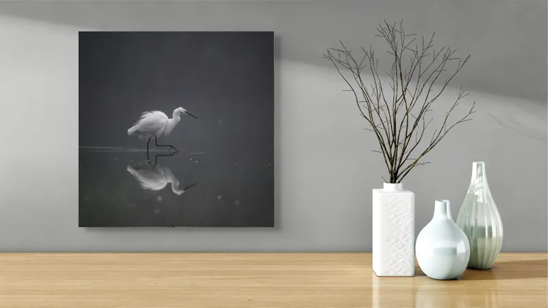 Tablou Canvas, "Egreta solitară în ceața dimineții", Egret, Eleganță, Reflexie, Apă, Ceață, Natură, Liniște, 50 x 50 cm – poza 3