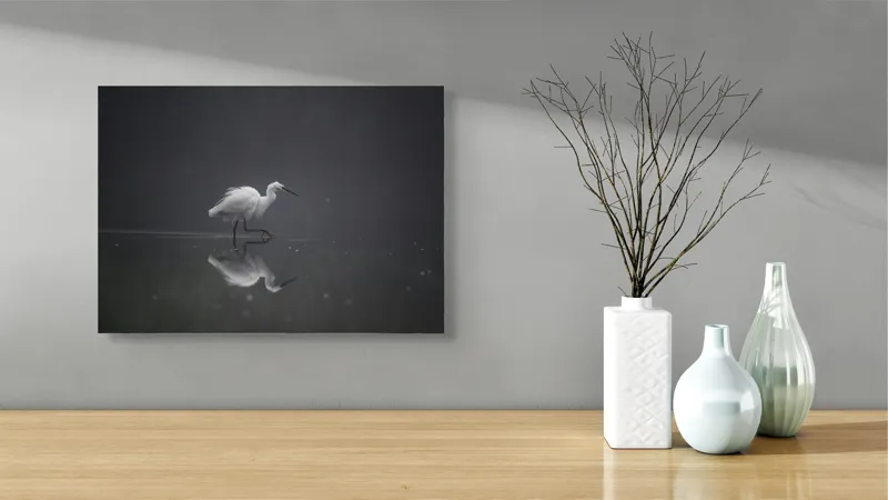 Tablou Canvas, "Egreta solitară în ceața dimineții", Egret, Eleganță, Reflexie, Apă, Ceață, Natură, Liniște, 54 x 39 cm – poza 3