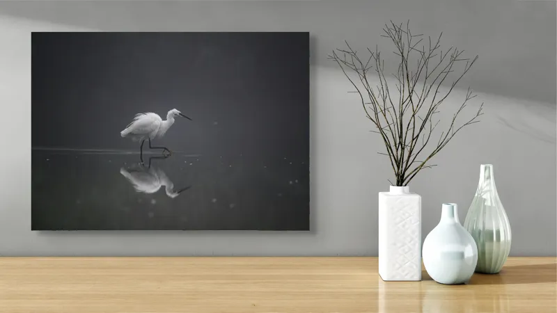 Tablou Canvas, "Egreta solitară în ceața dimineții", Egret, Eleganță, Reflexie, Apă, Ceață, Natură, Liniște, 70 x 50 cm – poza 3
