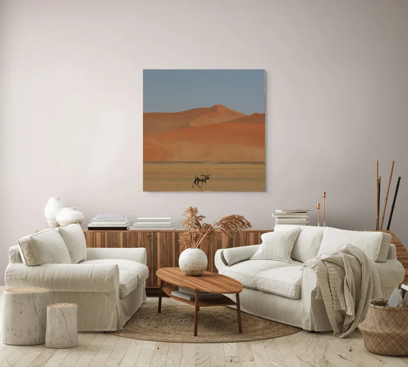 Tablou Canvas, "Oryx singur în deșertul arid", Deșert, Antilopă, Dune, Singurătate, Cer, Ariditate, Natură, Savană., 100 x 100 cm – poza 3