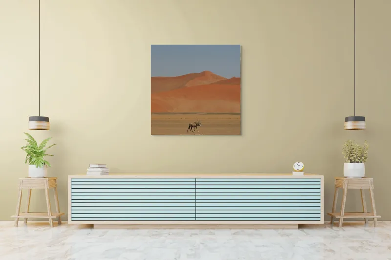 Tablou Canvas, "Oryx singur în deșertul arid", Deșert, Antilopă, Dune, Singurătate, Cer, Ariditate, Natură, Savană., 100 x 100 cm – poza 5