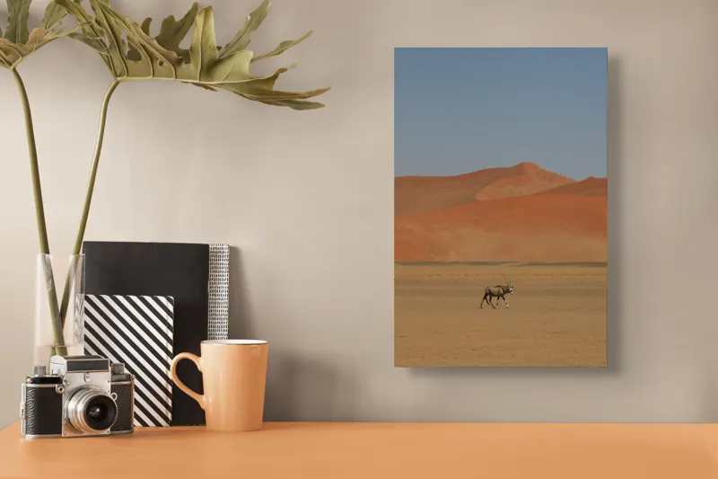 Tablou Canvas, "Oryx singur în deșertul arid", Deșert, Antilopă, Dune, Singurătate, Cer, Ariditate, Natură, Savană., 26 x 39 cm – poza 3