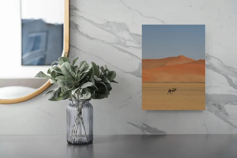 Tablou Canvas, "Oryx singur în deșertul arid", Deșert, Antilopă, Dune, Singurătate, Cer, Ariditate, Natură, Savană., 26 x 39 cm – poza 4