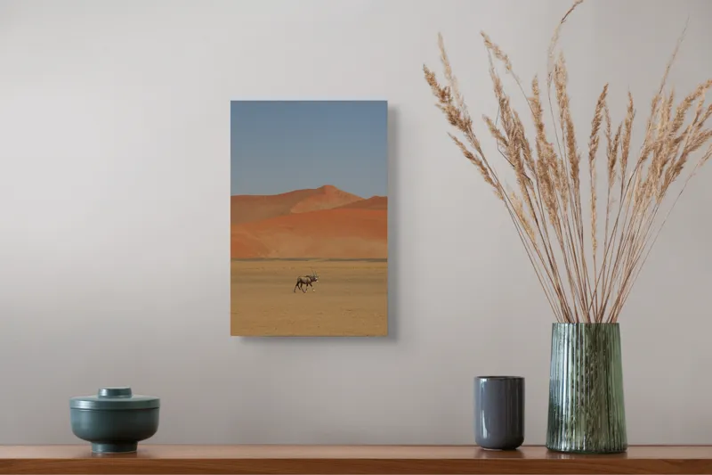 Tablou Canvas, "Oryx singur în deșertul arid", Deșert, Antilopă, Dune, Singurătate, Cer, Ariditate, Natură, Savană., 26 x 39 cm – poza 5