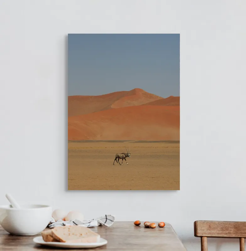 Tablou Canvas, "Oryx singur în deșertul arid", Deșert, Antilopă, Dune, Singurătate, Cer, Ariditate, Natură, Savană., 50 x 70 cm – poza 3