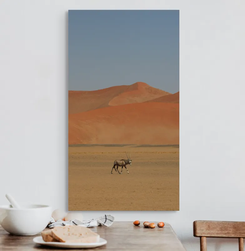 Tablou Canvas, "Oryx singur în deșertul arid", Deșert, Antilopă, Dune, Singurătate, Cer, Ariditate, Natură, Savană., 50 x 90 cm – poza 3
