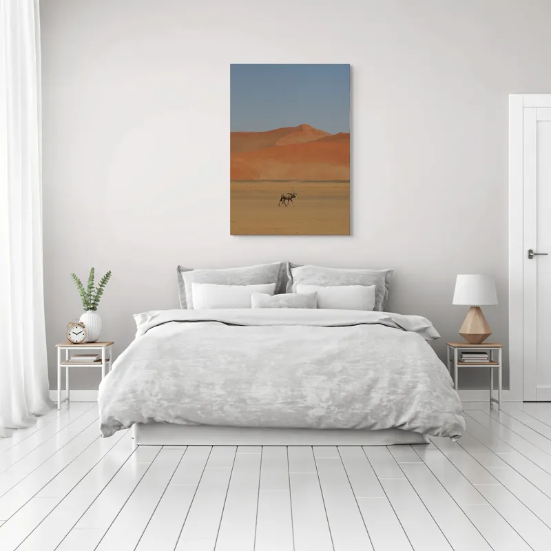 Tablou Canvas, "Oryx singur în deșertul arid", Deșert, Antilopă, Dune, Singurătate, Cer, Ariditate, Natură, Savană., 70 x 100 cm – poza 3