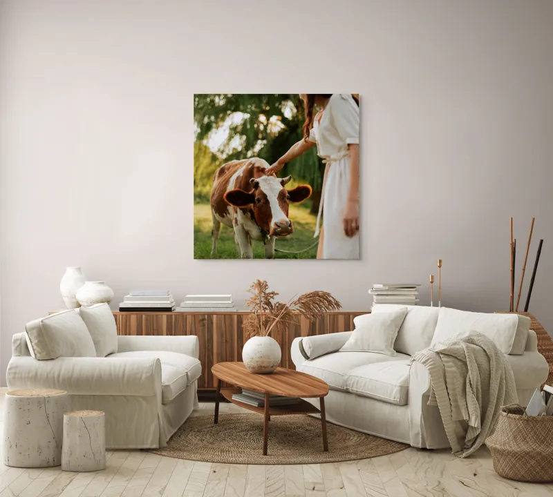 Tablou Canvas, "Nu știu cine este în fotografie.", Nu pot identifica persoanele din imagine, dar pot spune că este o scenă liniștită într-un peisaj rural, cu o vacă și o persoană interacționând., 100 x 100 cm – poza 3