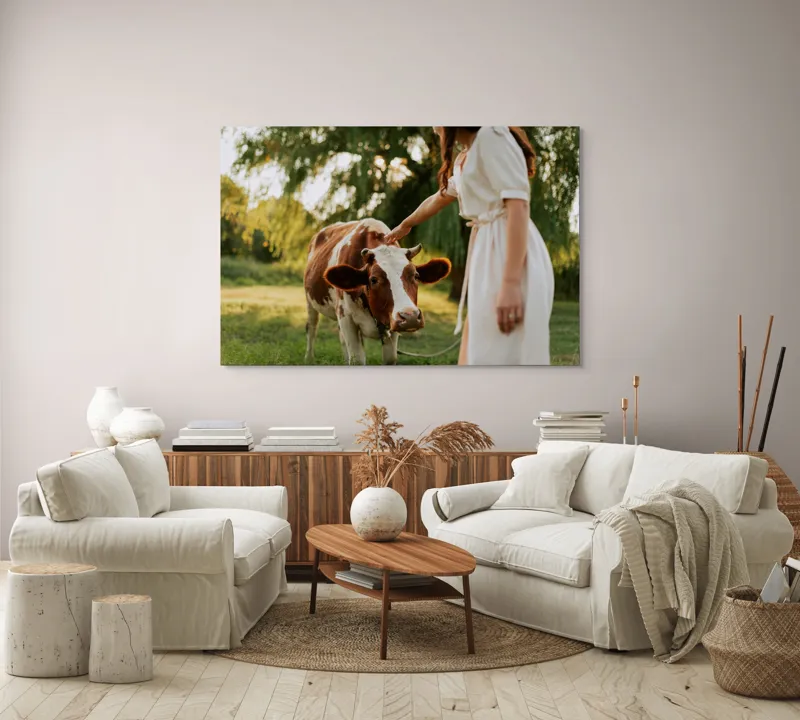 Tablou Canvas, "Nu știu cine este în fotografie.", Nu pot identifica persoanele din imagine, dar pot spune că este o scenă liniștită într-un peisaj rural, cu o vacă și o persoană interacționând., 150 x 100 cm – poza 3