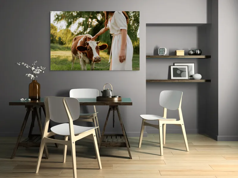 Tablou Canvas, "Nu știu cine este în fotografie.", Nu pot identifica persoanele din imagine, dar pot spune că este o scenă liniștită într-un peisaj rural, cu o vacă și o persoană interacționând., 150 x 100 cm – poza 5