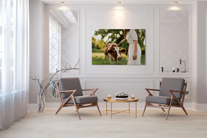Tablou Canvas, "Nu știu cine este în fotografie.", Nu pot identifica persoanele din imagine, dar pot spune că este o scenă liniștită într-un peisaj rural, cu o vacă și o persoană interacționând., 150 x 100 cm – poza 7