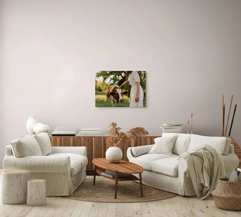 Tablou Canvas, "Nu știu cine este în fotografie.", Nu pot identifica persoanele din imagine, dar pot spune că este o scenă liniștită într-un peisaj rural, cu o vacă și o persoană interacționând., 70 x 50 cm – poza 6