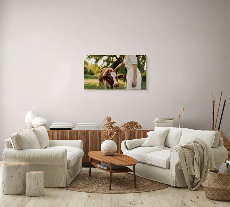 Tablou Canvas, "Nu știu cine este în fotografie.", Nu pot identifica persoanele din imagine, dar pot spune că este o scenă liniștită într-un peisaj rural, cu o vacă și o persoană interacționând., 90 x 50 cm – poza 4