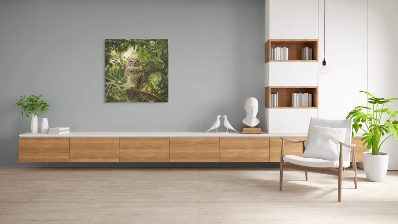 Tablou Canvas, "Bufniță în pădurea liniștită ", Bufniță, Frunziș, Somnoroasă, Crepuscul, Liniște, Natură, Ramură, Camuflaj, Pene, 100 x 100 cm – poza 8
