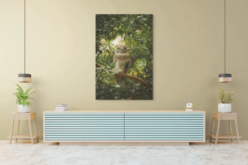 Tablou Canvas, "Bufniță în pădurea liniștită ", Bufniță, Frunziș, Somnoroasă, Crepuscul, Liniște, Natură, Ramură, Camuflaj, Pene, 100 x 150 cm – poza 4