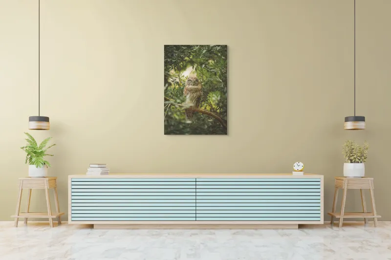 Tablou Canvas, "Bufniță în pădurea liniștită ", Bufniță, Frunziș, Somnoroasă, Crepuscul, Liniște, Natură, Ramură, Camuflaj, Pene, 70 x 100 cm – poza 5