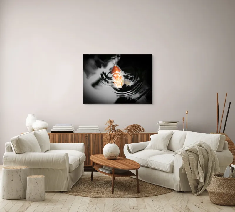 Tablou Canvas, "Peștișorul de aur în apă întunecată", Pește, Apă, Unde, Reflecție, Koi, Contrast, Înot., 100 x 70 cm – poza 3