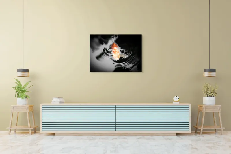 Tablou Canvas, "Peștișorul de aur în apă întunecată", Pește, Apă, Unde, Reflecție, Koi, Contrast, Înot., 100 x 70 cm – poza 4