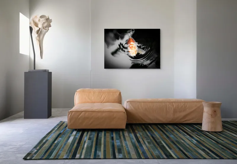 Tablou Canvas, "Peștișorul de aur în apă întunecată", Pește, Apă, Unde, Reflecție, Koi, Contrast, Înot., 100 x 70 cm – poza 7