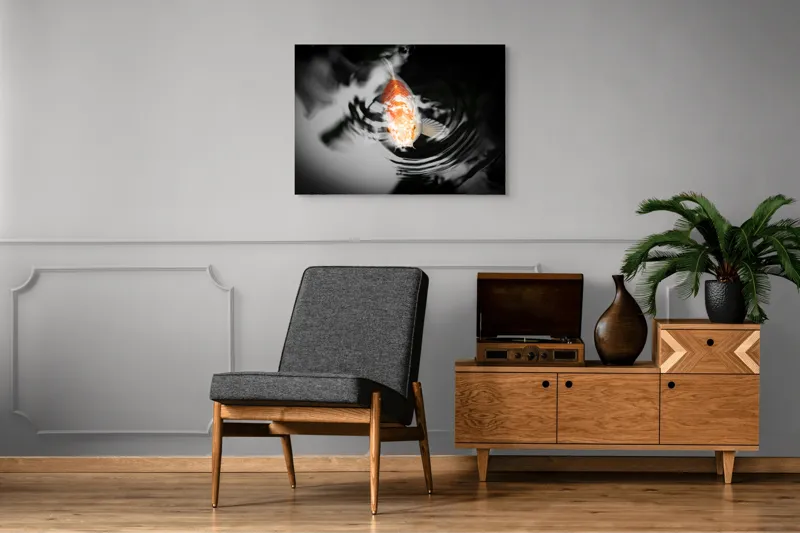 Tablou Canvas, "Peștișorul de aur în apă întunecată", Pește, Apă, Unde, Reflecție, Koi, Contrast, Înot., 100 x 70 cm – poza 8