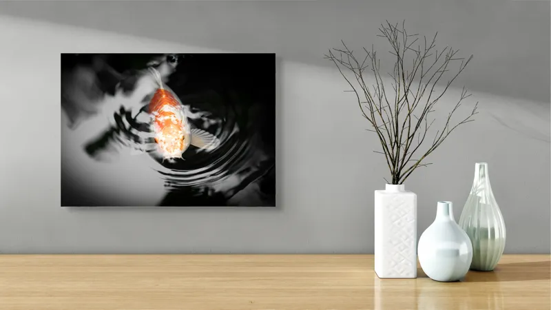 Tablou Canvas, "Peștișorul de aur în apă întunecată", Pește, Apă, Unde, Reflecție, Koi, Contrast, Înot., 54 x 39 cm – poza 3