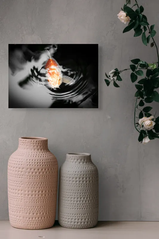 Tablou Canvas, "Peștișorul de aur în apă întunecată", Pește, Apă, Unde, Reflecție, Koi, Contrast, Înot., 54 x 39 cm – poza 8