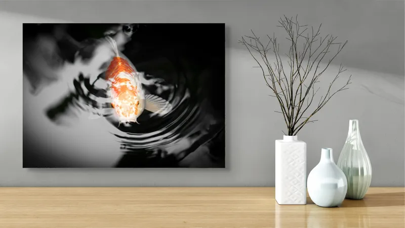 Tablou Canvas, "Peștișorul de aur în apă întunecată", Pește, Apă, Unde, Reflecție, Koi, Contrast, Înot., 70 x 50 cm – poza 3
