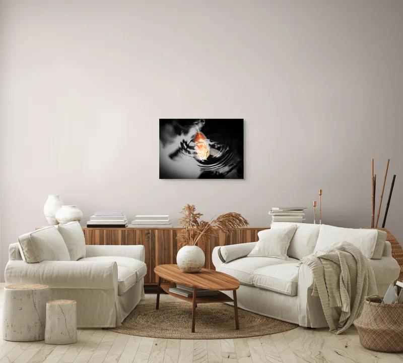 Tablou Canvas, "Peștișorul de aur în apă întunecată", Pește, Apă, Unde, Reflecție, Koi, Contrast, Înot., 70 x 50 cm – poza 6
