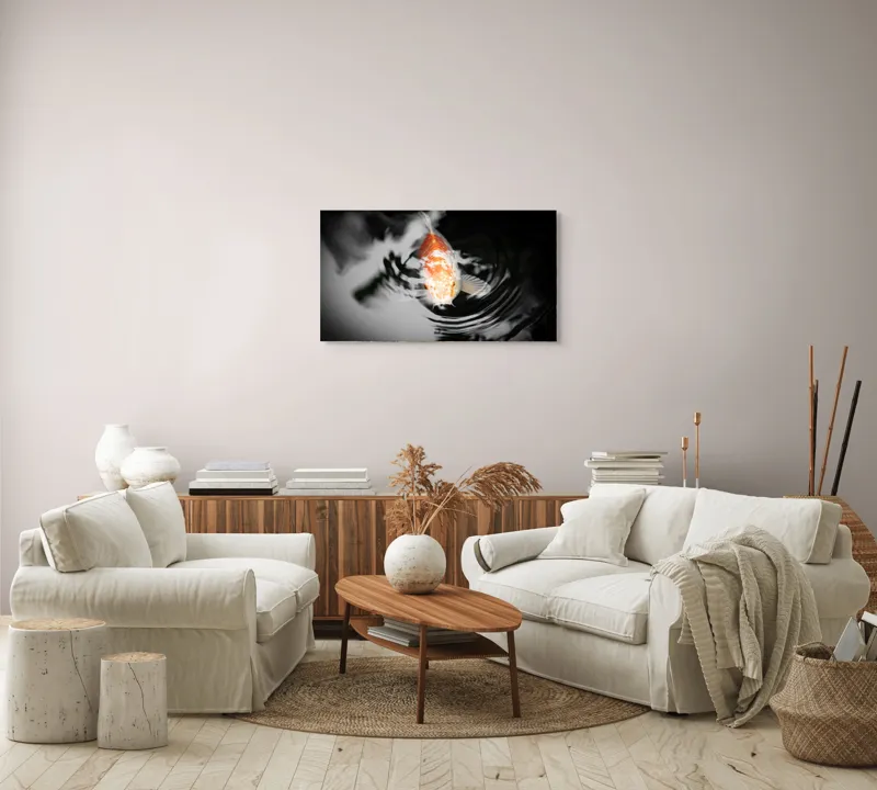 Tablou Canvas, "Peștișorul de aur în apă întunecată", Pește, Apă, Unde, Reflecție, Koi, Contrast, Înot., 90 x 50 cm – poza 4