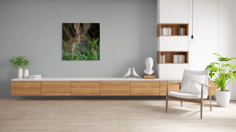 Tablou Canvas, "Urechile curioase ale iepurelui atent", Iepure, Urechi, Blană, Verdeață, Ochii Curioși, Natură, Fundal Neclar, Animal Sălbatic, Fire De Iarbă, 100 x 100 cm – poza 8
