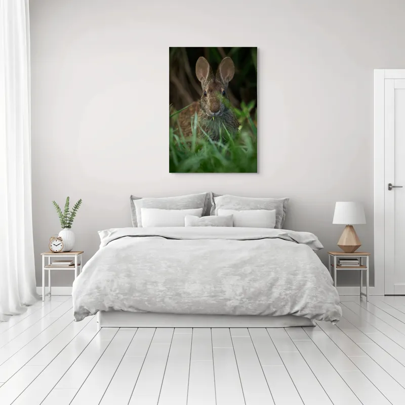 Tablou Canvas, "Urechile curioase ale iepurelui atent", Iepure, Urechi, Blană, Verdeață, Ochii Curioși, Natură, Fundal Neclar, Animal Sălbatic, Fire De Iarbă, 70 x 100 cm – poza 3